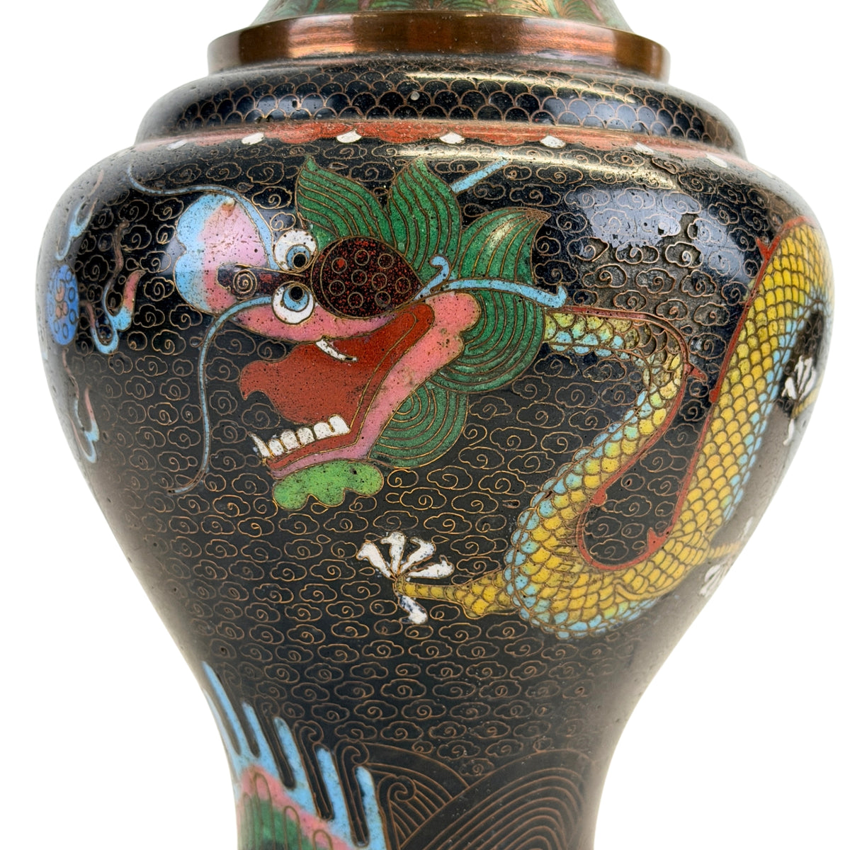 Paar chinesische Cloisonné-Email-Vasen mit traditionellem Dekor