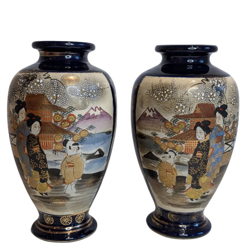 Set aus zwei kleineren japanischen Satsuma-Vasen, die zu dem 3-teiligen Set gehören