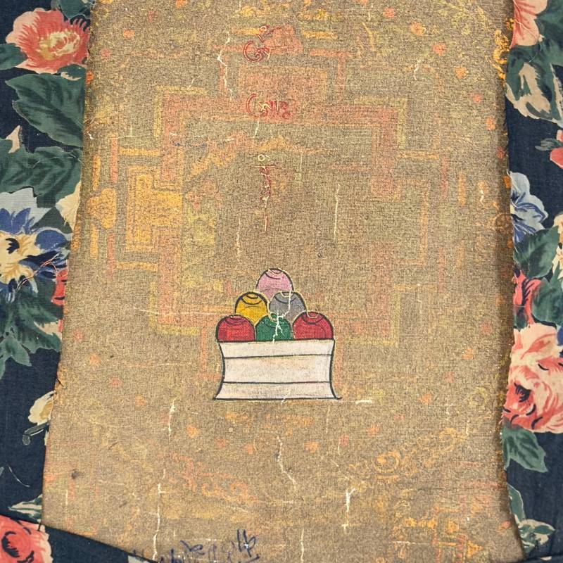 Buddhistische Kunstwerke mit Padmasambhava und detaillierter Mandala-Struktur