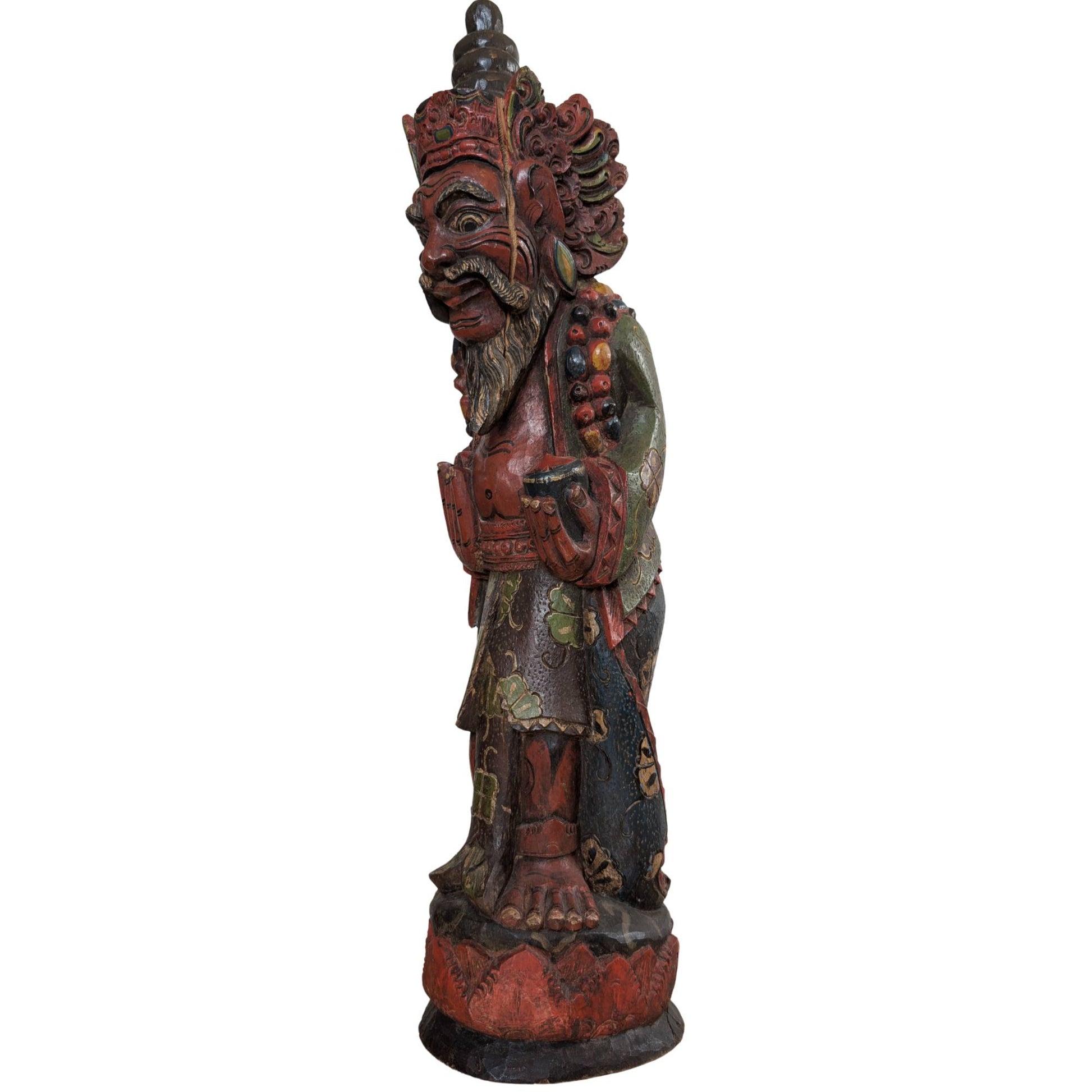 Nahaufnahme der polychromen Bemalung und der natürlichen Patina der Holzschnitzerei.