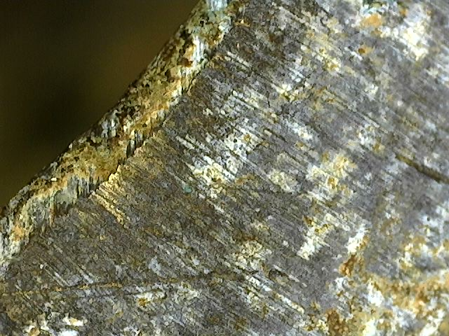 Eine deutlich erkennbare Patinatreppe zeigt die Dicke der aufgebauten Oxidationsschicht an.