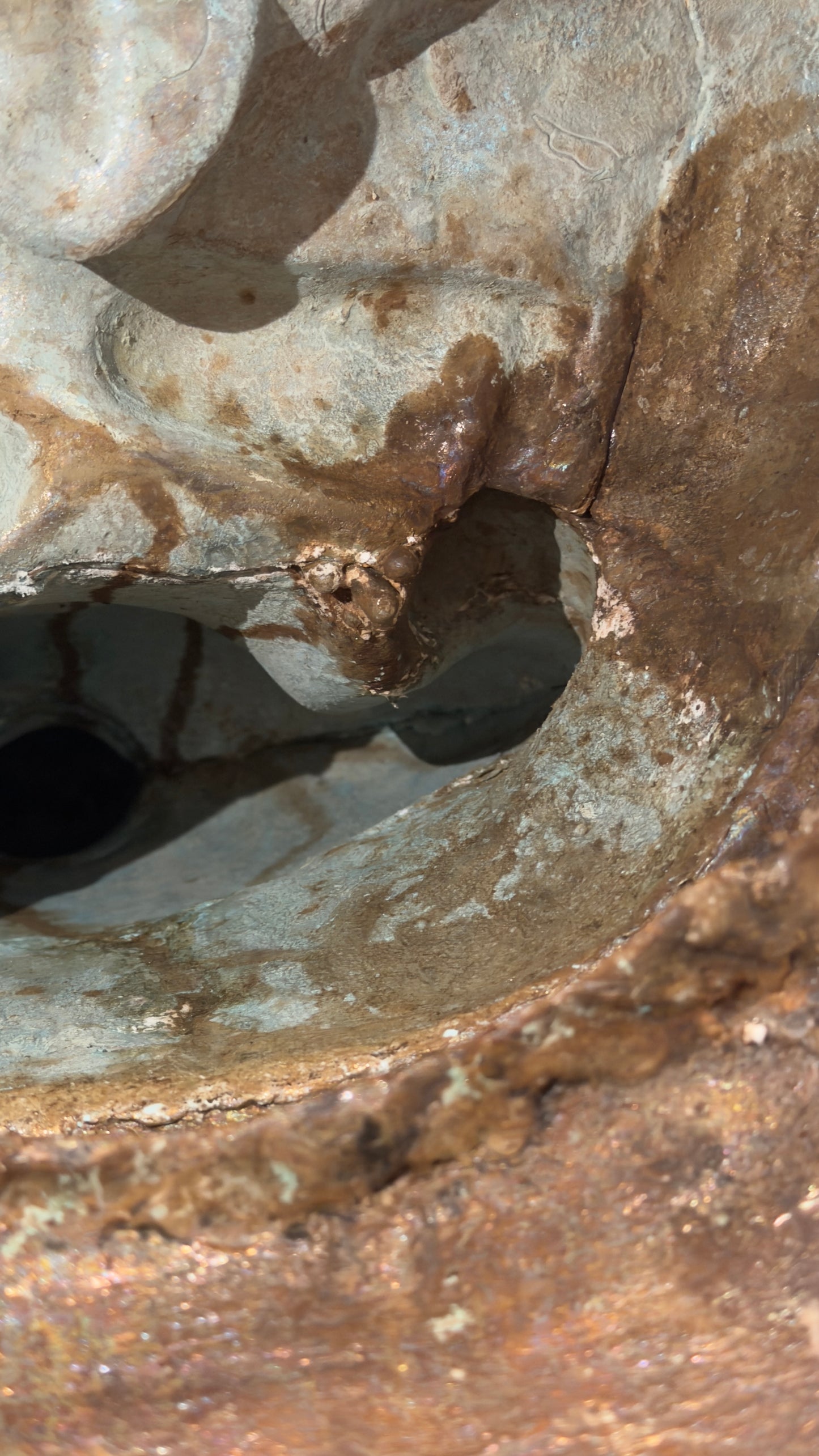 Pfauenpatina, irisierender Oxidationsprozess, natürliche Korrosion, antiker Metallschutz.