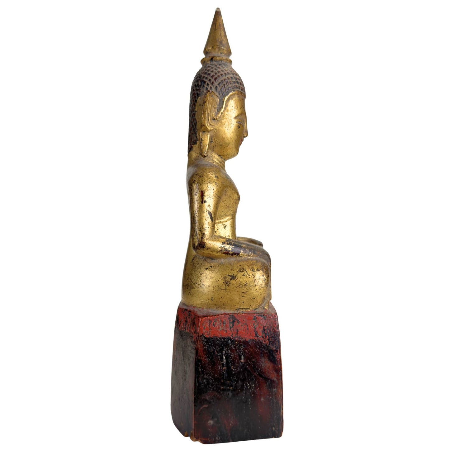 Phra Chao Mai Buddha auf einem hohen Holzsockel mit alter Tempelpatina und Vergoldungsspuren