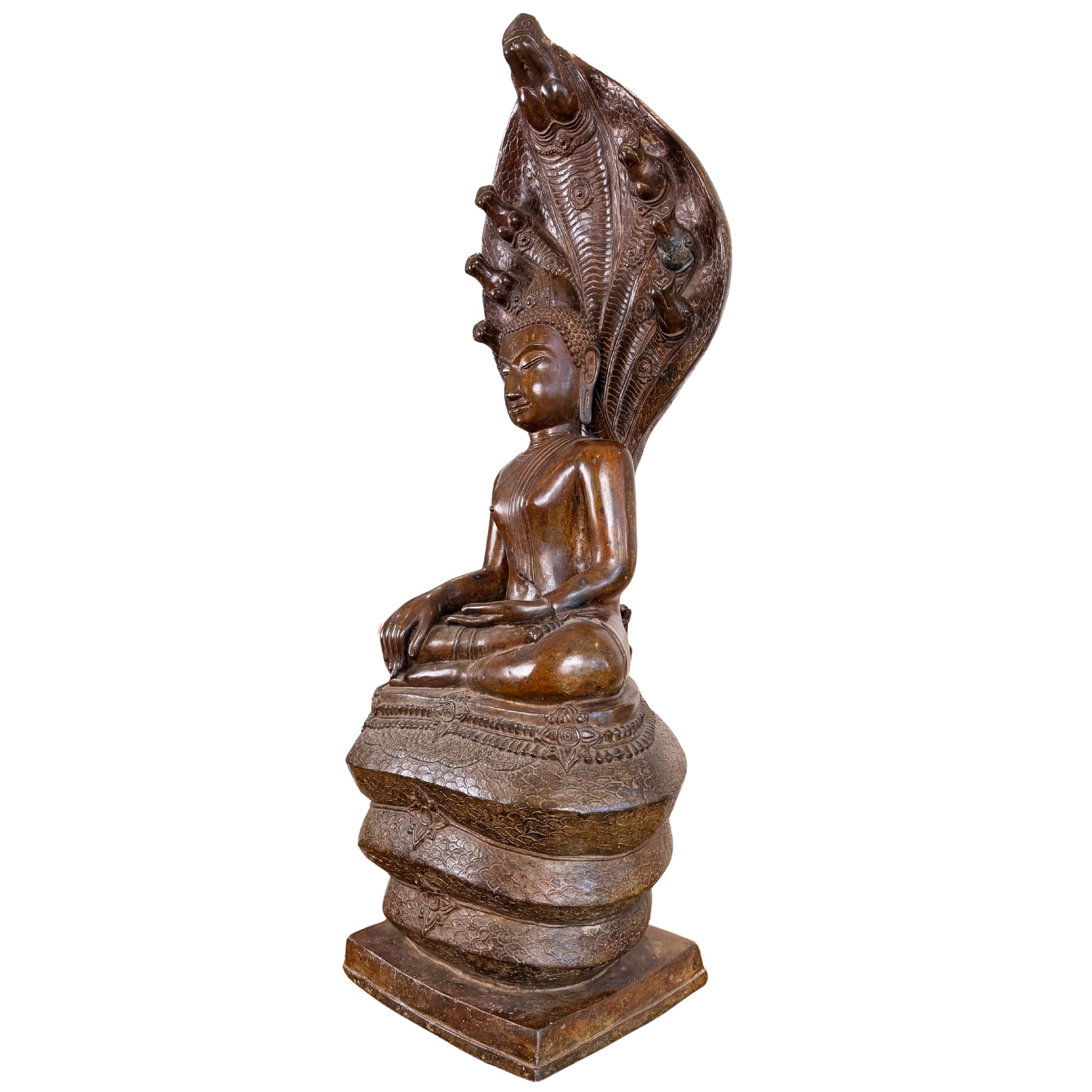 Dreiviertel-Seitenansicht des 122 cm hohen bronzenen Buddha Muchalinda auf den Naga-Windungen unter dem siebenköpfigen Schlangenbaldachin