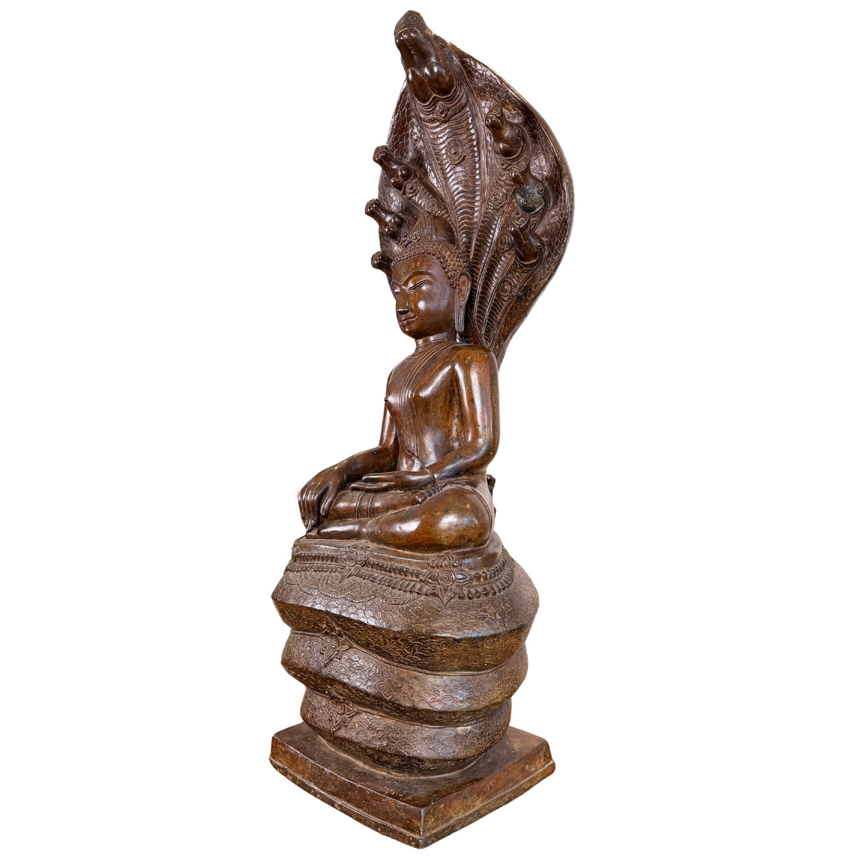 Dreiviertel-Seitenansicht des 122 cm hohen bronzenen Buddha Muchalinda auf den Naga-Windungen unter dem siebenköpfigen Schlangenbaldachin