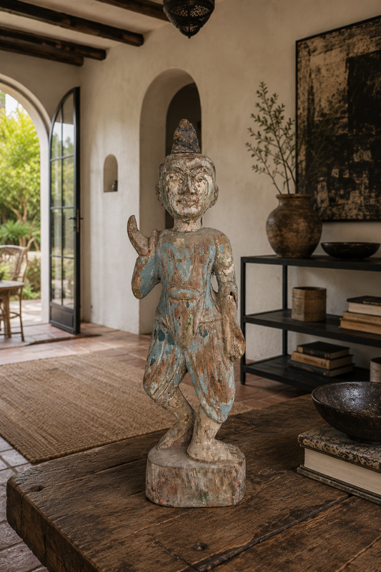 Polychrome Holzschnitzerei aus Burma mit Resten der Originalbemalung.
