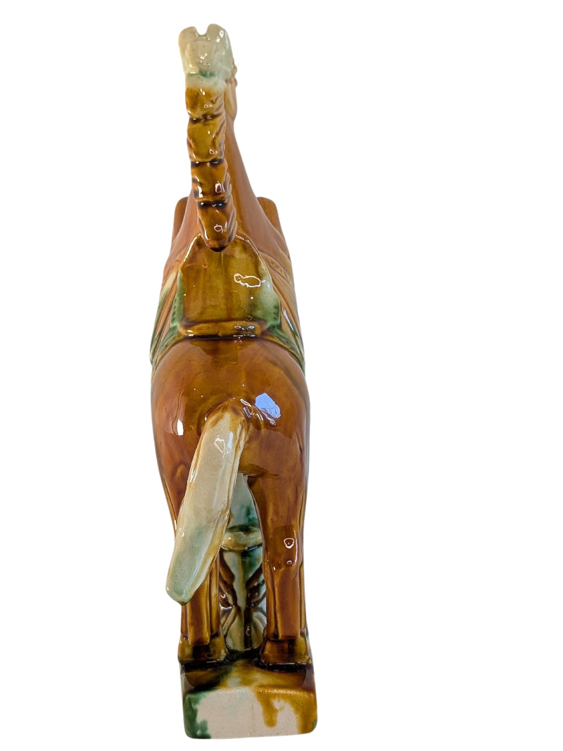 Skulptur eines sich aufbäumenden Pferdes aus glasiertem Porzellan