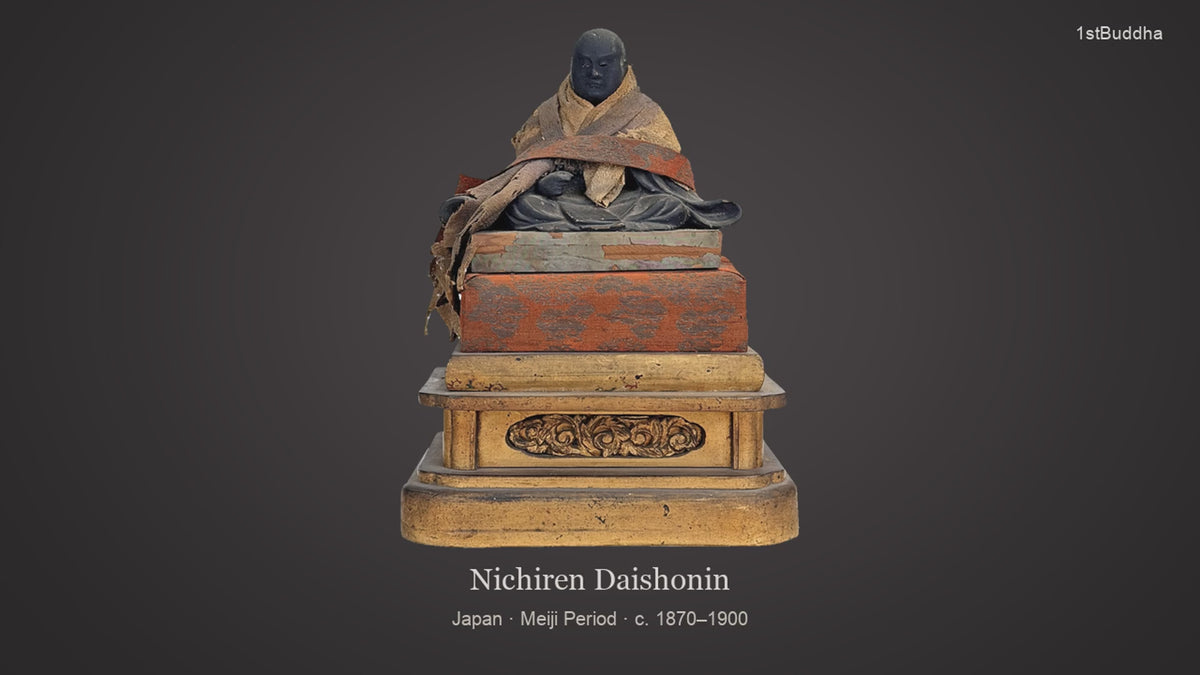 Productvideo van antieke Japanse Nichiren Daishonin uit de Meiji-periode, ca. 1870–1900, met houten figuur, oude kesa en brokaat, vergulde altaarsokkel en details van voor- en achterzijde.