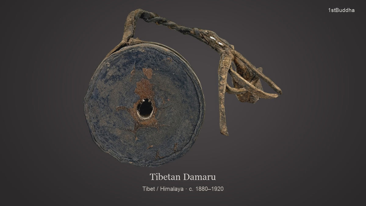 Productvideo van antieke Tibetaanse damaru rituele handtrommel, ca. 1880–1920, van hout, dierlijke huid en leer, met oude koorden en gewogen slagelement, beide trommelvellen en detailaanzichten.