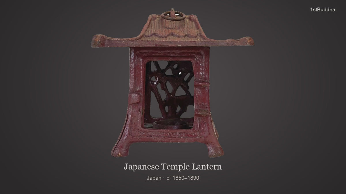 Productvideo van Antieke Japanse Hangende Tempellantaarn (Tsuridōrō) in Gietijzer met Rode Lak – Edo/Meiji Periode, met beelden van het object en details van het oppervlak en de decoratie.