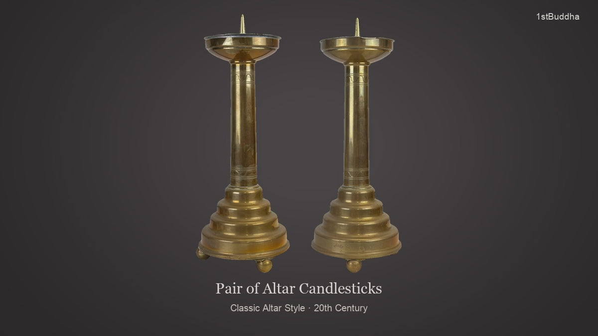 Productvideo van Set Decoratieve Messing Kandelaars – Klassieke Altaarstijl – 20e Eeuw, met beelden van het object en details van het oppervlak en de decoratie.