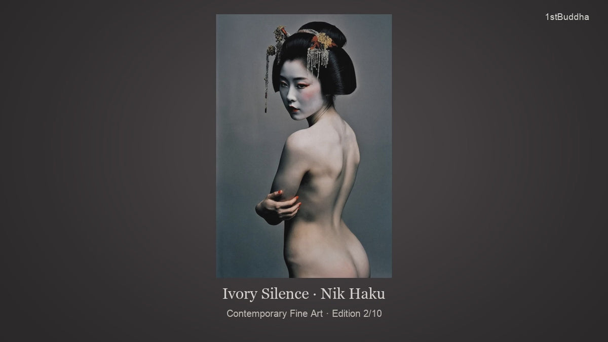 Productvideo van Nik Haku – “Ivory Silence” XL Fine Art Geisha Print – Gelimiteerde Oplage (2/10), met beelden van het object en details van het oppervlak en de decoratie.