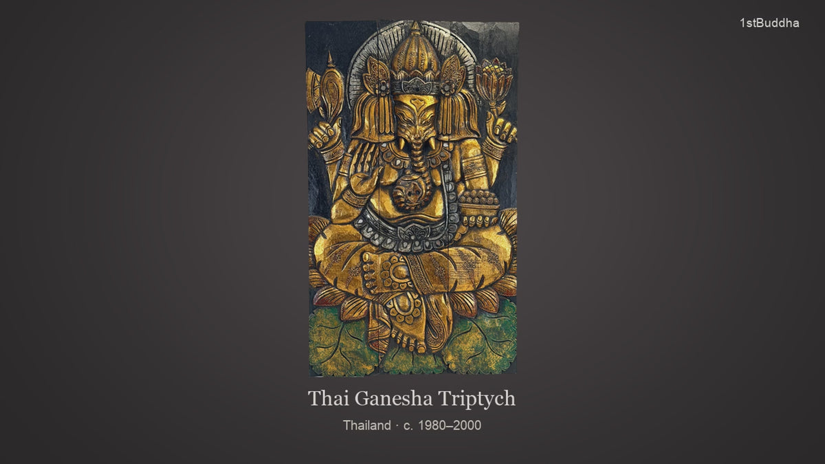 Productvideo van vintage Thais houten Ganesha-drieluik, ca. 1980–2000, met goudkleurig reliëf, lotusmotieven en spiegel- en glasinleg, volledig vooraanzicht en close-ups van de handgesneden details.