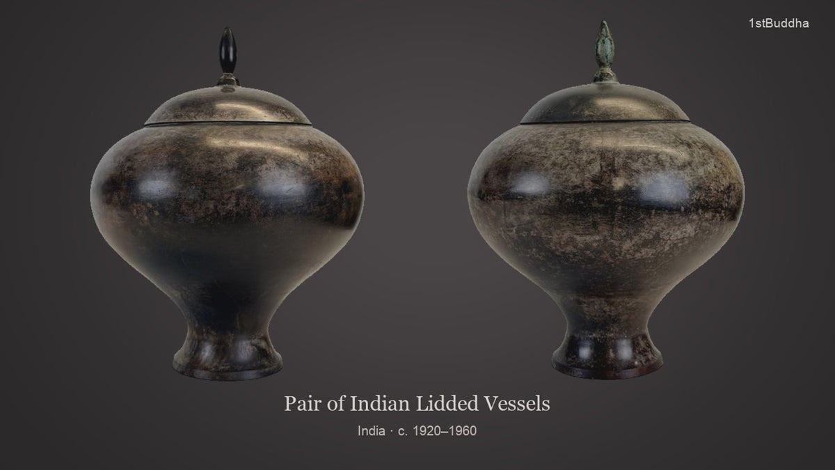 Productvideo van Paar Indiase bronzen dekselpotten met donkere patina, ca. 1920–1960, met beelden van het object en details van het oppervlak en de decoratie.