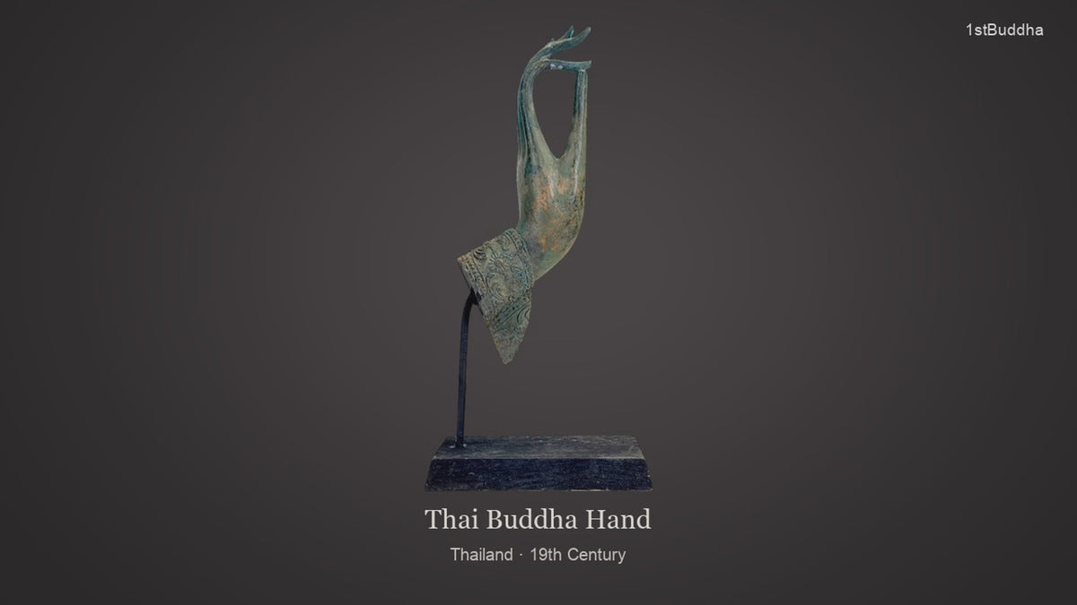 Productvideo van antieke Thaise bronzen Boeddhahand uit de 19e eeuw in Vitarka mudra, met bloemchakra in de handpalm, florale polsdecoratie en groenbruine patina, op zwarte displaystand.