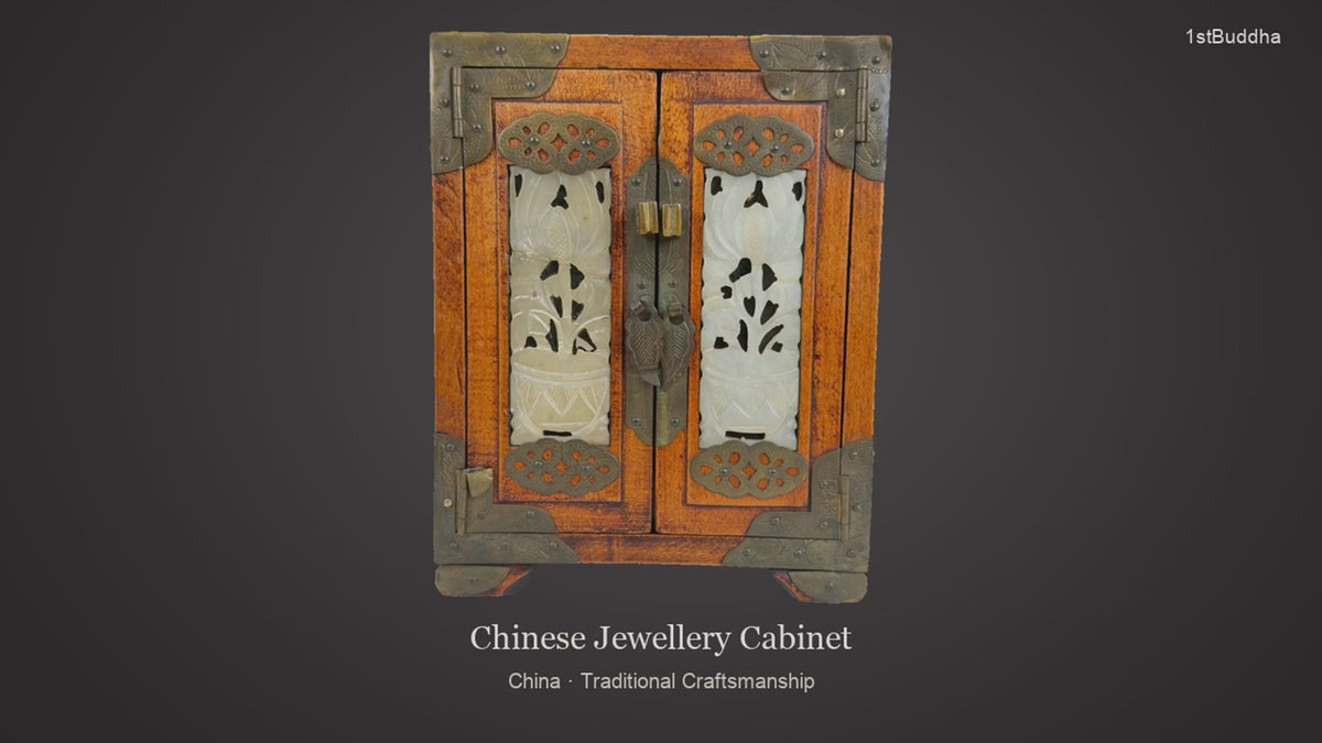 Productvideo van Chinese Houten Sieradenkist met Gesneden Steenpanelen en Messing Beslag, met beelden van het object en details van het oppervlak en de decoratie.