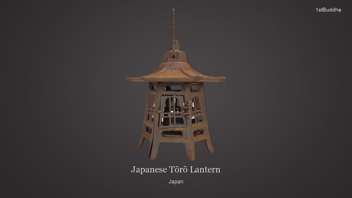 Productvideo van Japanse gietijzeren tōrō tempellantaarn met pagodedak, scharnierend deurtje en oude ijzerpatina, volledig aanzicht en details van het opengewerkte venster en dak.