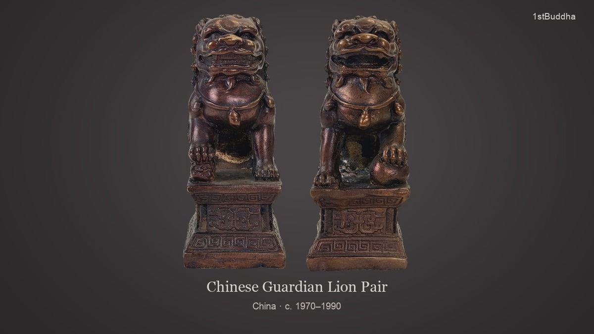 Productvideo van Paar Chinese Tempelleeuwen (Foo Dogs) in Koper – 20e Eeuw, met verschillende aanzichten en details van het object, oppervlak en decoratie.