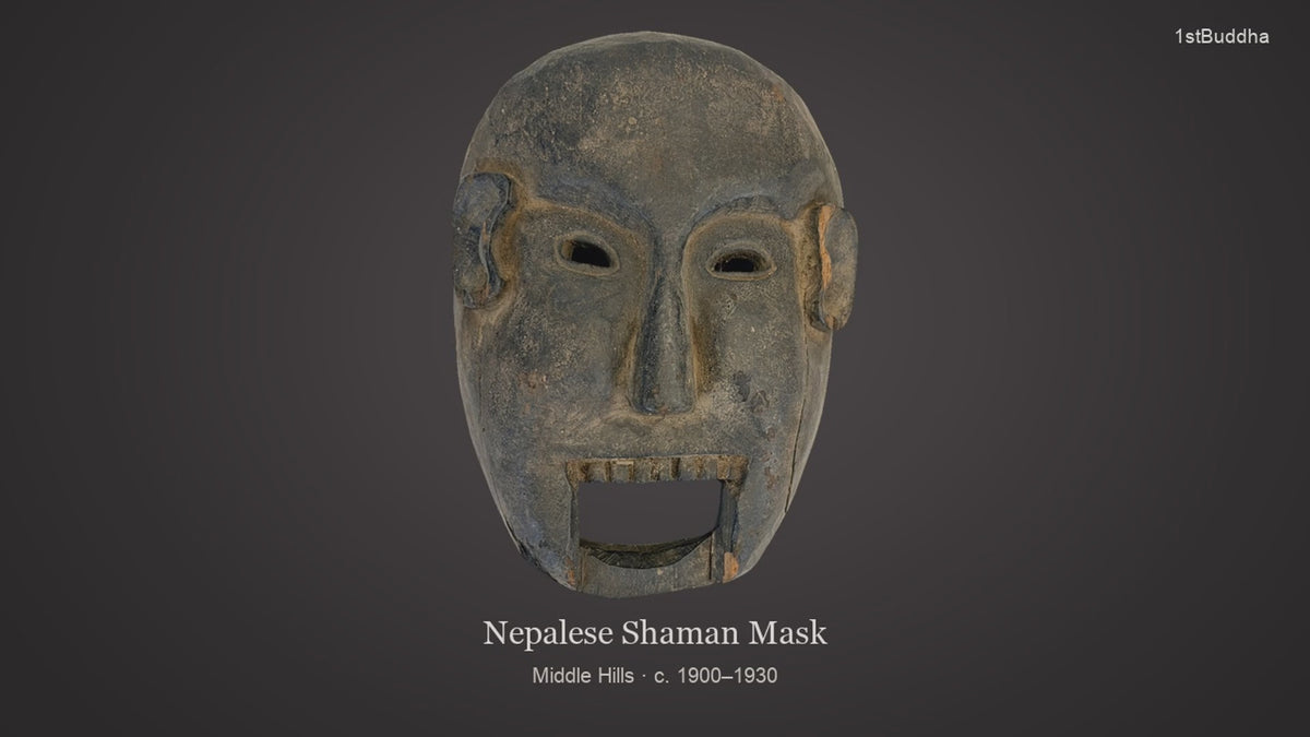 Productvideo van antiek Nepalees houten sjamanenmasker uit de Middle Hills, ca. 1900–1930, met rond gezicht, brede open mond, uitgesneden oren en donkere patina, met voor-, zij- en achteraanzicht.