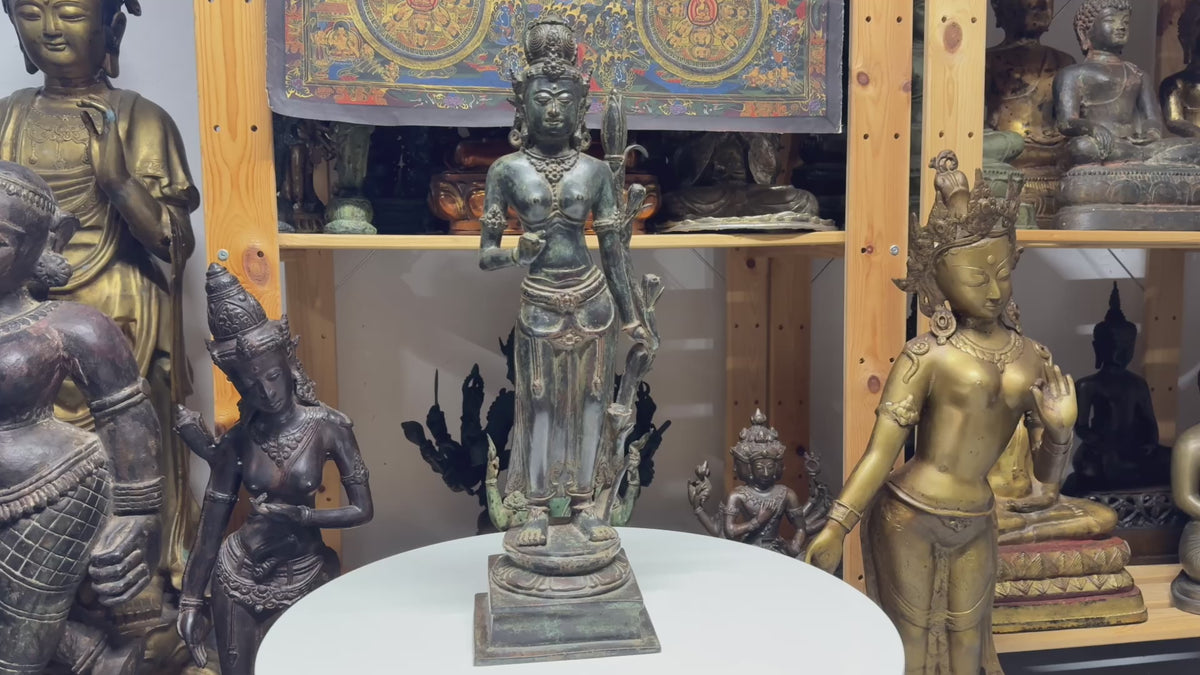 Zuid Indiaas bronzen Lakshmi Sri Devi godinnenbeeld, staand op sokkel, 17e eeuw