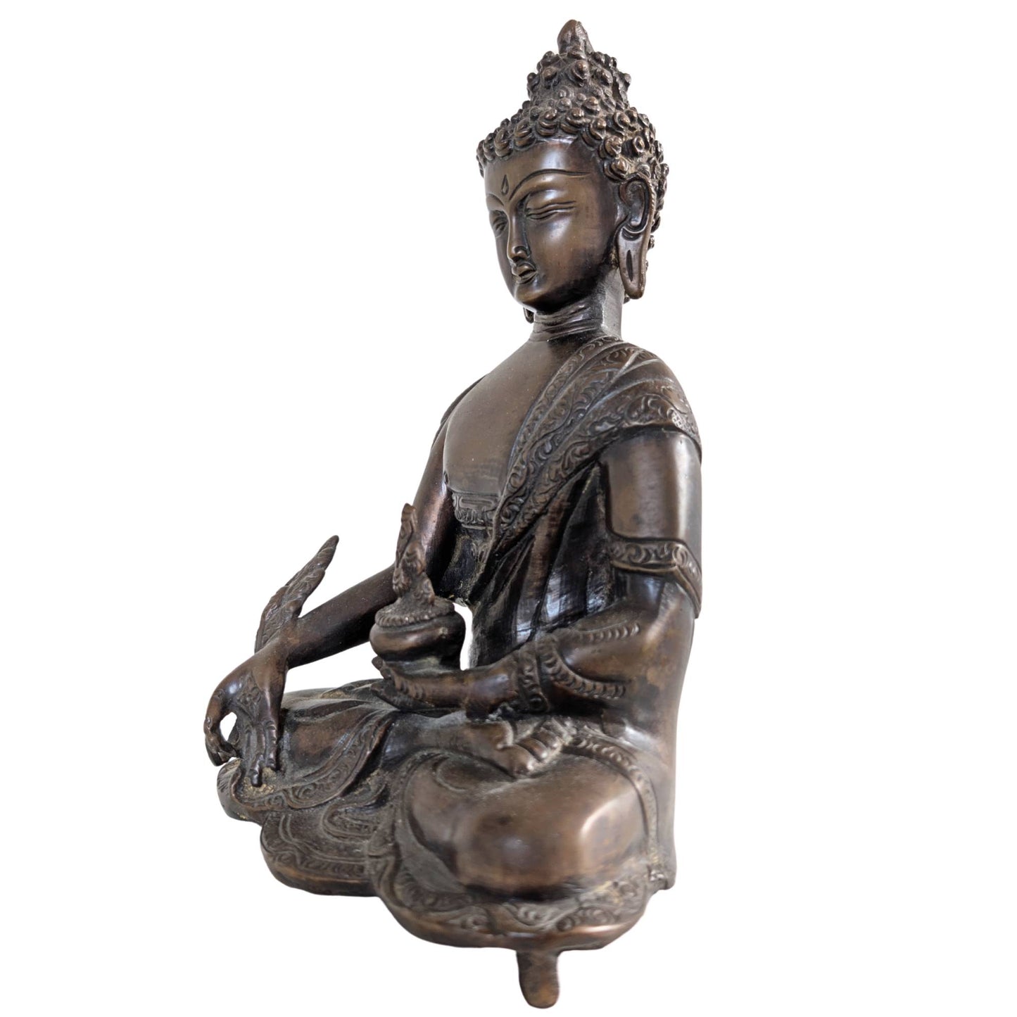 Profil der Medizinbuddha-Skulptur mit besonderem Fokus auf die tiefe Patina.