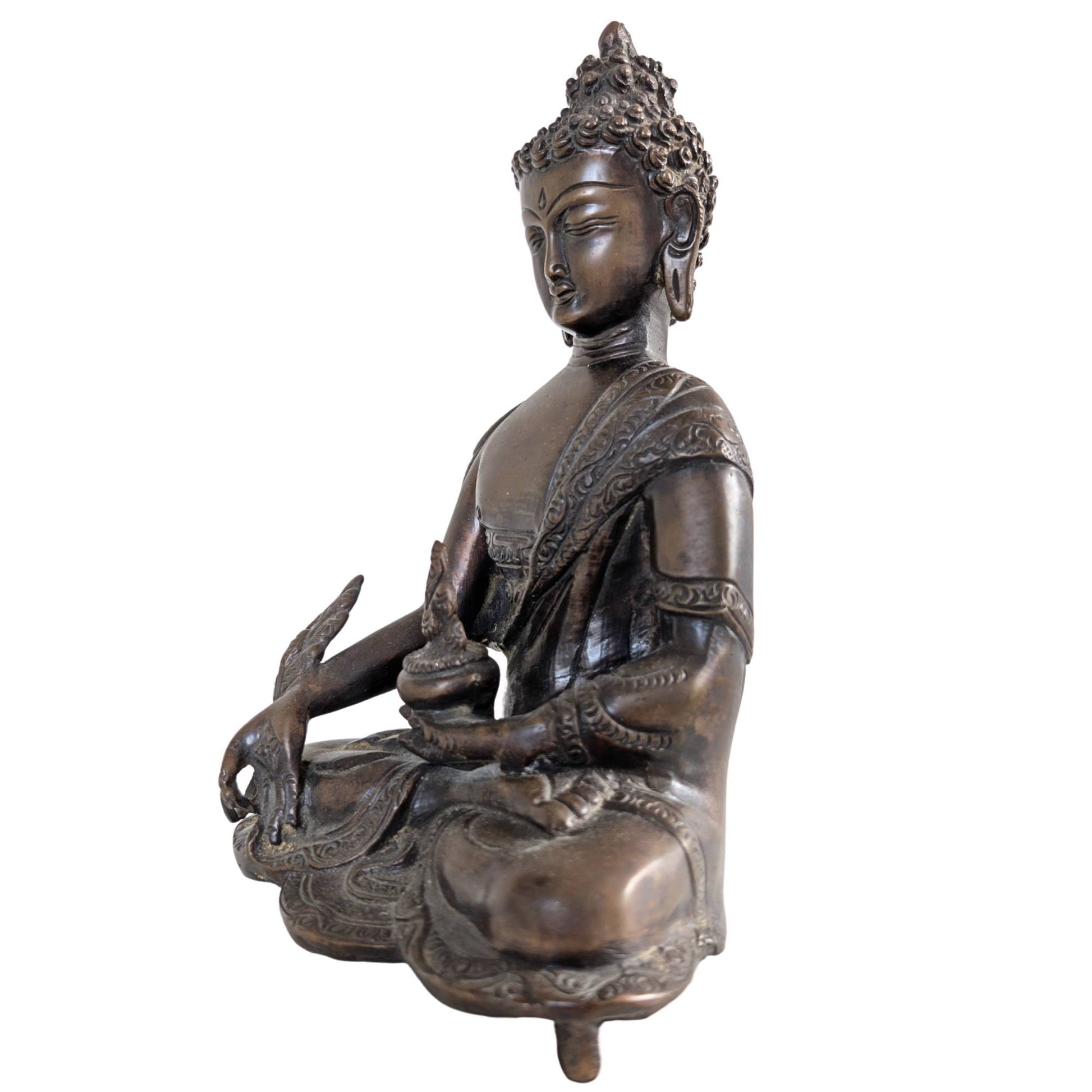 Profil der Medizinbuddha-Skulptur mit besonderem Fokus auf die tiefe Patina.