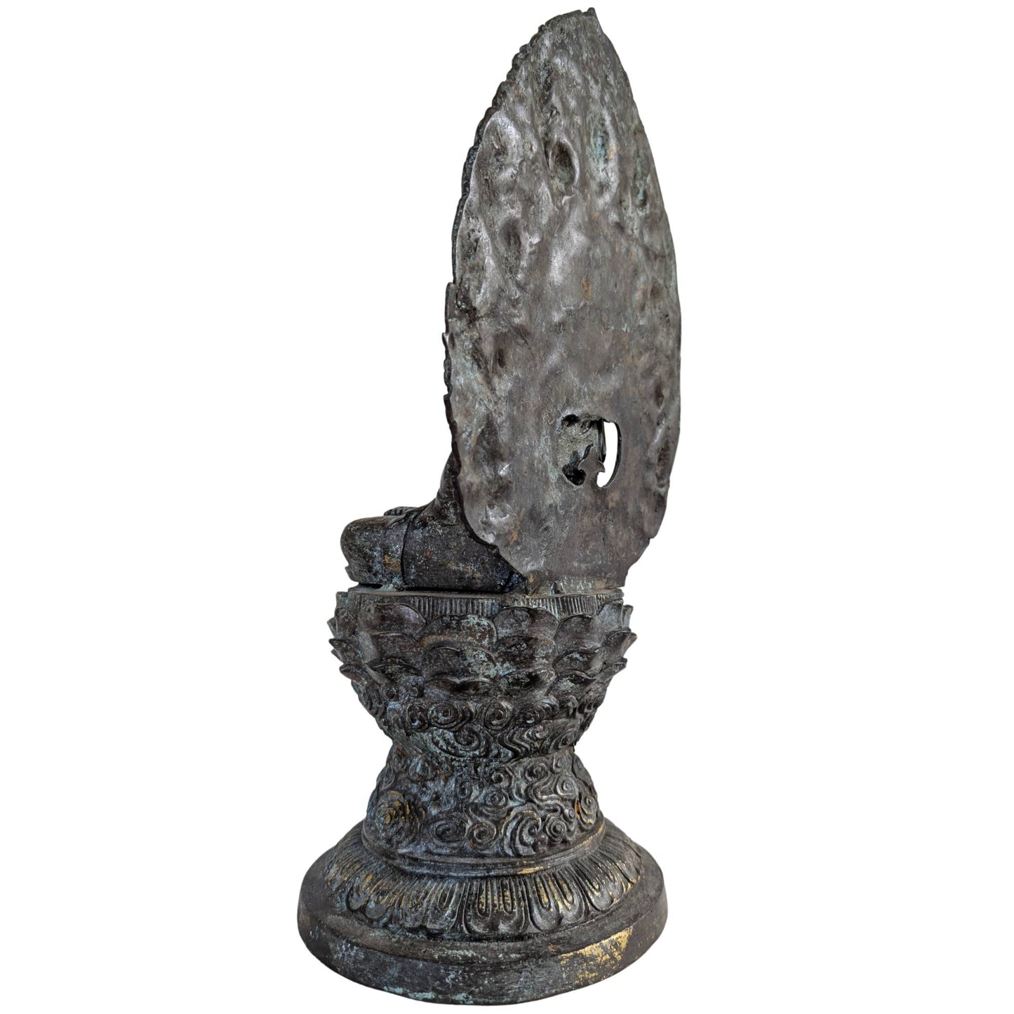 Profilaufnahme der heiteren Guanyin-Figur, die in einer klassischen Pose Ruhe ausstrahlt.