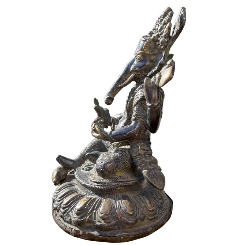 Detaillierte Seitenansicht von Ganesha auf einem Lotusthron, gefertigt aus schwerer, hochwertiger Bronze.