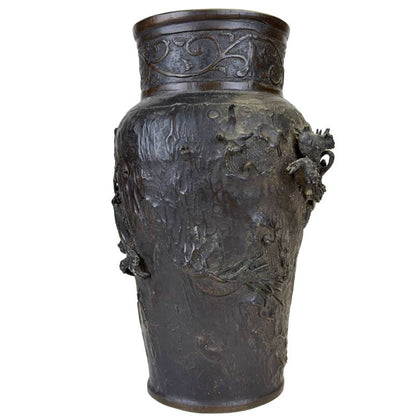 Seitenansicht des Drachen, der die Vase umschließt, meisterhaftes japanisches Gusswerk.