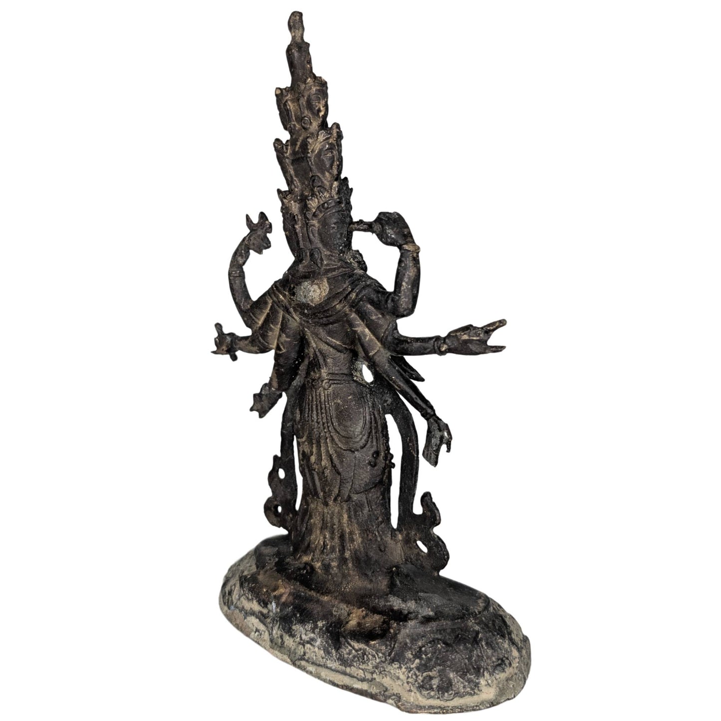 Seitenansicht der Sahasrabhuja-Figur mit mehreren Köpfen und spirituellem Schutz.