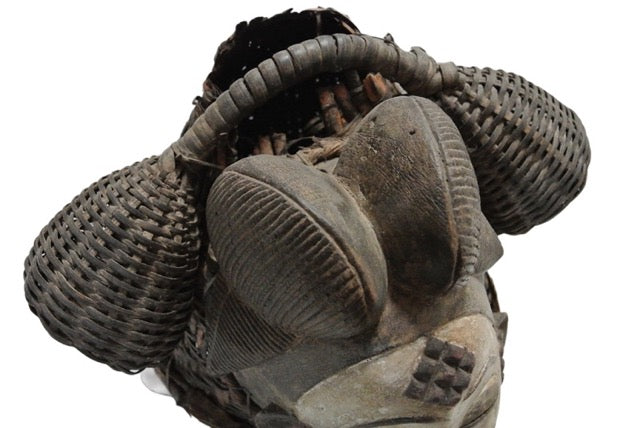 Punu-Tanzmaske mit weiß pigmentiertem Holzgesicht, traditionelle rituelle Verwendung