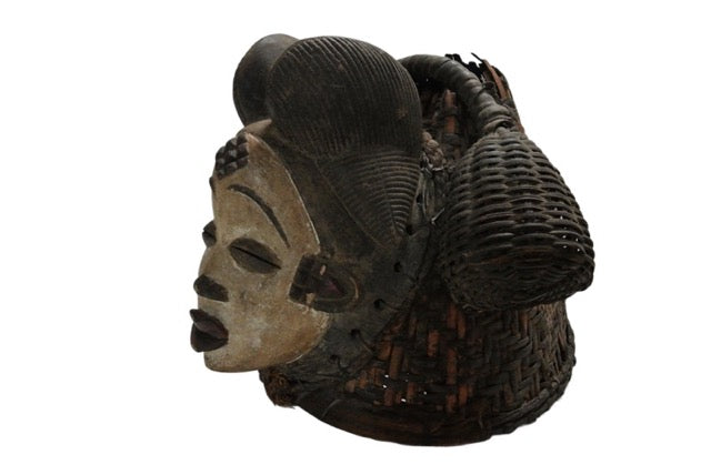 Punu-Maske aus Gabun, die bei Ritualen im Zusammenhang mit Ahnenverehrung und Übergangszeremonien verwendet wird