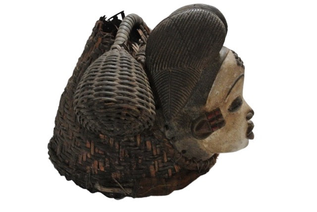 Authentische Punu-Maske aus Holz und Flechtwerk mit sichtbaren Gebrauchs- und Altersspuren.