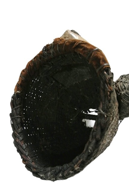 Punu-Maske mit weißem Kaolinpigment, Symbol für Spiritualität und rituelle Reinheit.