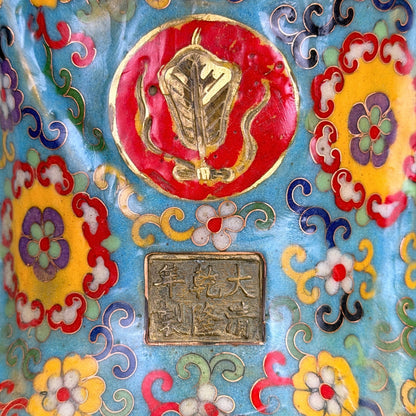 Zeskarakter Qianlong-merk op het Chinese cloisonné beeld