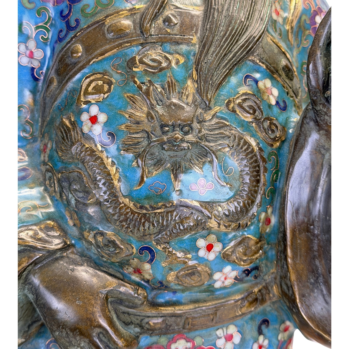 Detail van het draakmotief op het cloisonné gewaad van Lü Dongbin