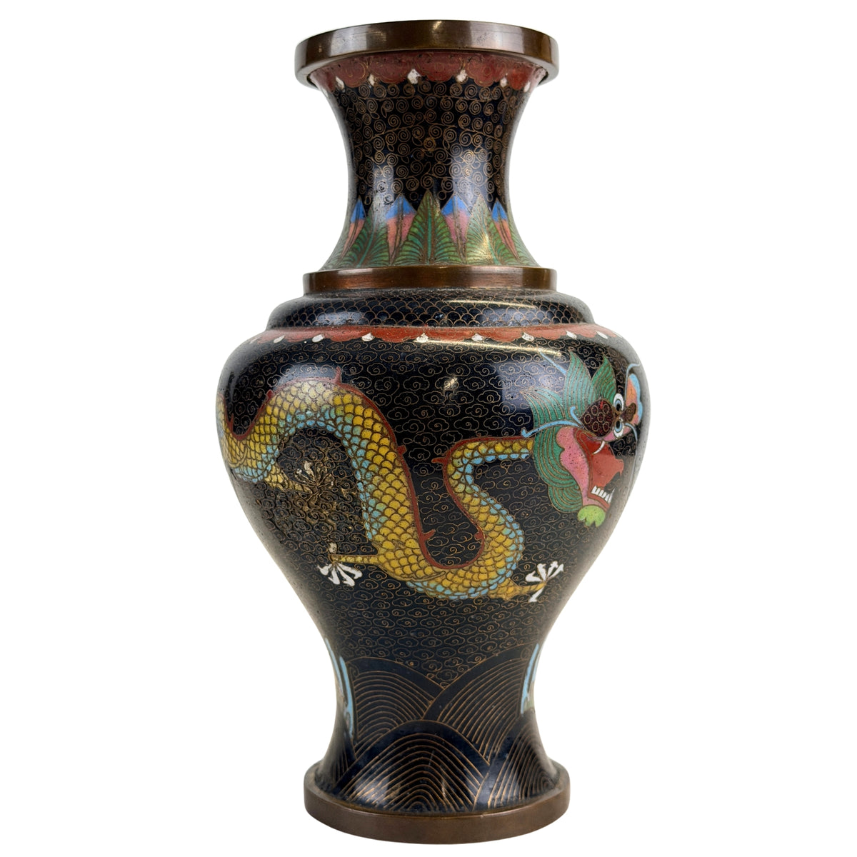 Detail der Email-Ornamentik auf einer Cloisonné-Vase im Qing-Stil