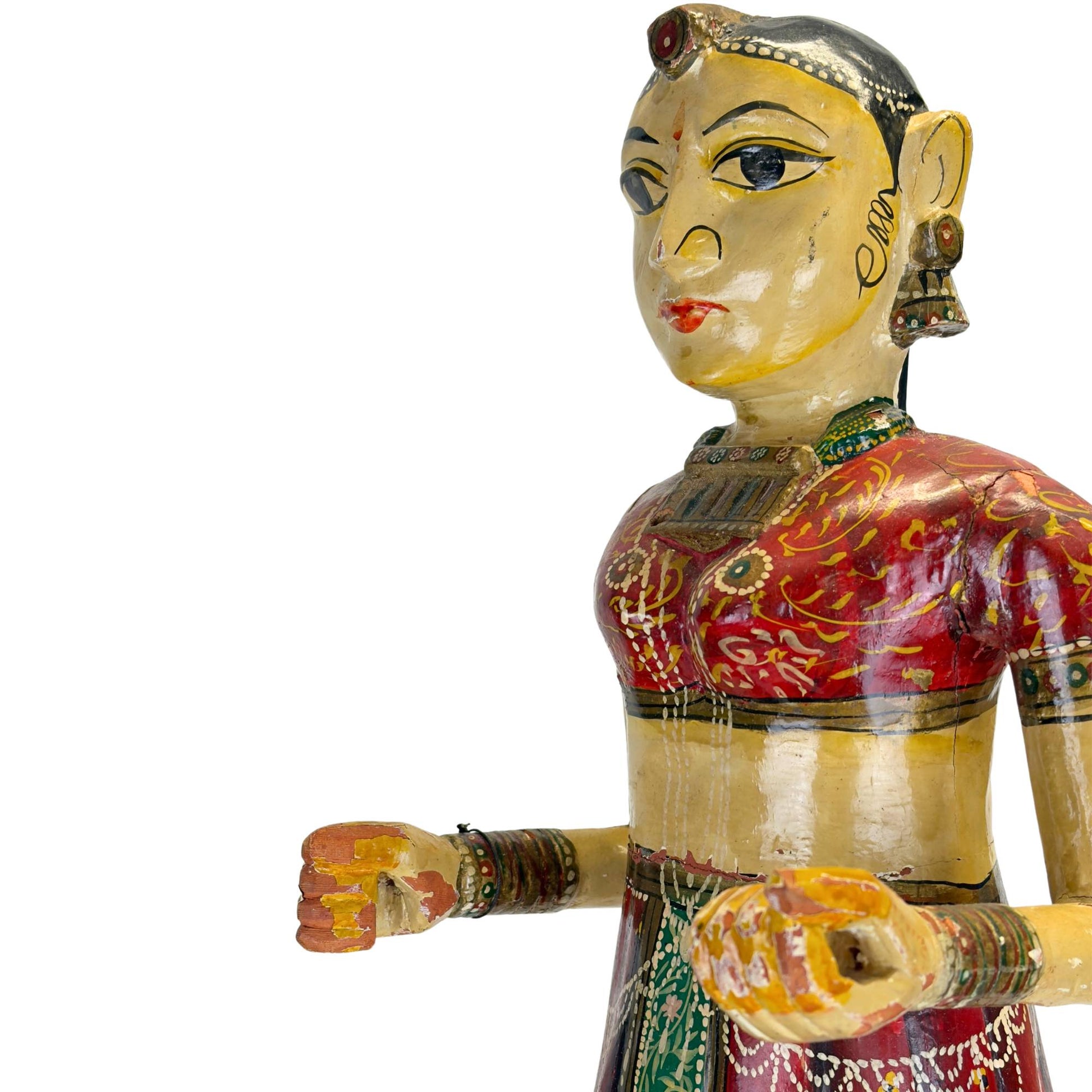 Statue einer Rajasthani-Braut mit offener Handgeste als Symbol für Willkommen, Glück, Wohlstand und positive Energie.