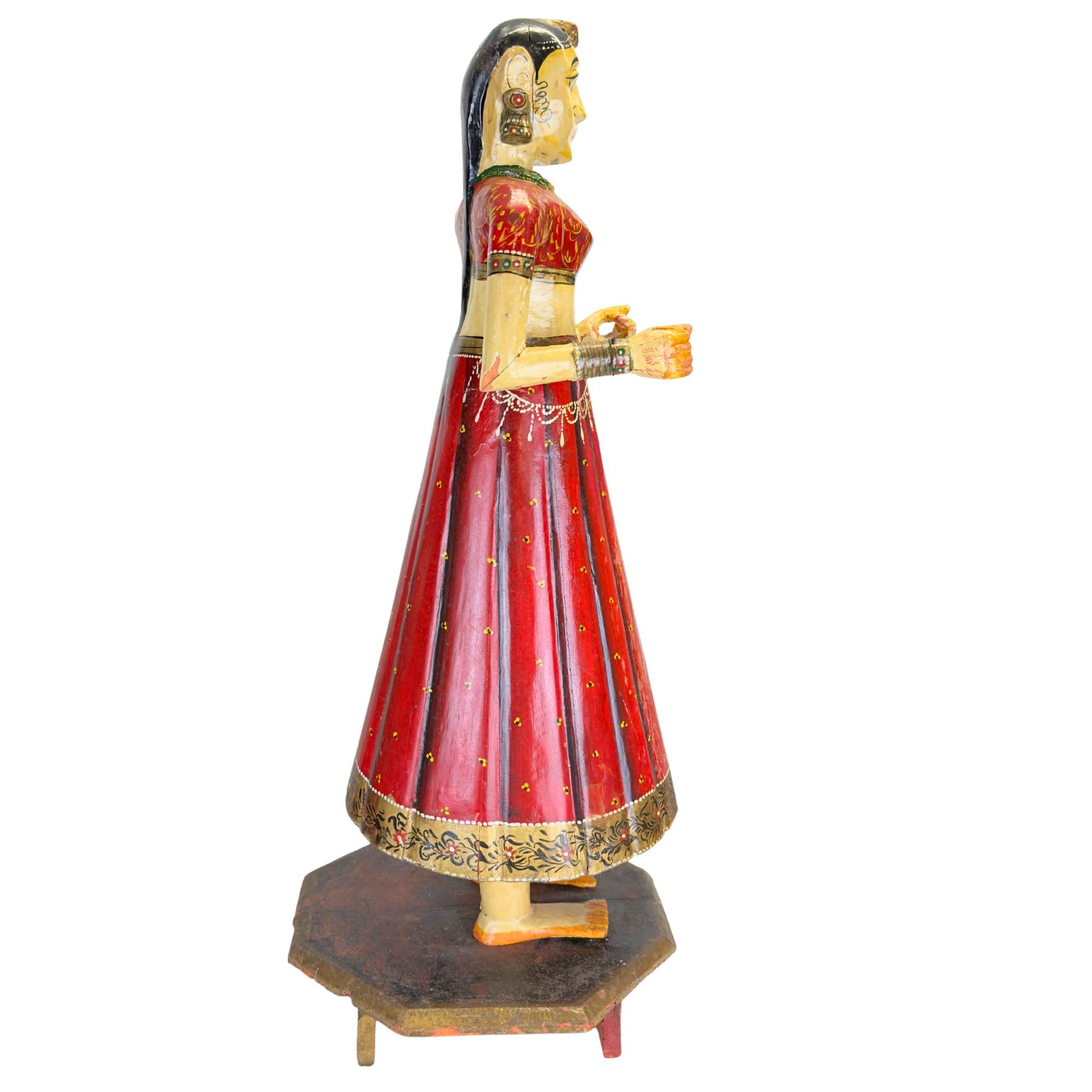 Rajasthani Hofdame aus handbemaltem Holz, 74 cm hoch, mit roter Kleidung und dekorativem Volkskunststil