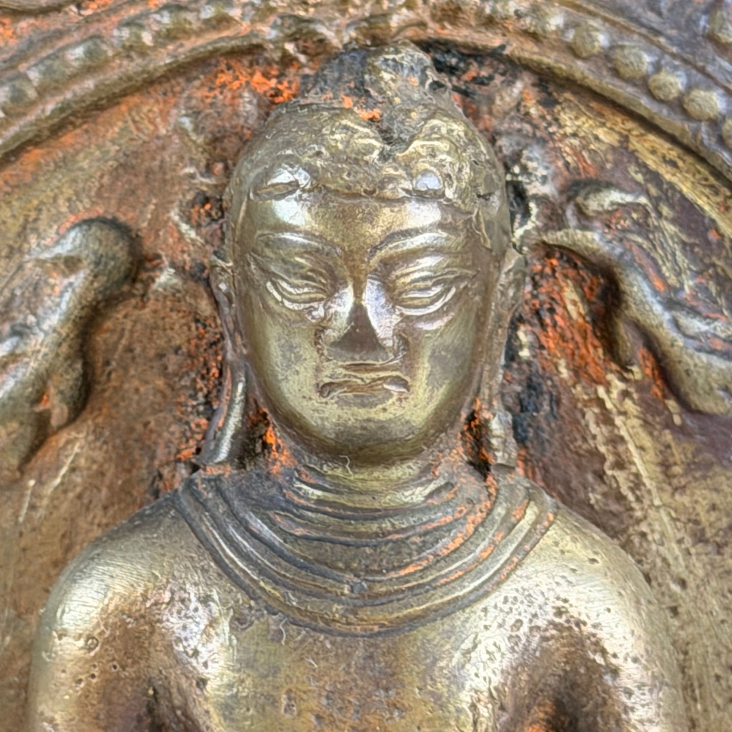 Detailansicht von Ratnasambhavas Gesicht, gesenkten Augen und Ushnisha