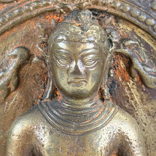 Detailansicht von Ratnasambhavas Gesicht, gesenkten Augen und Ushnisha