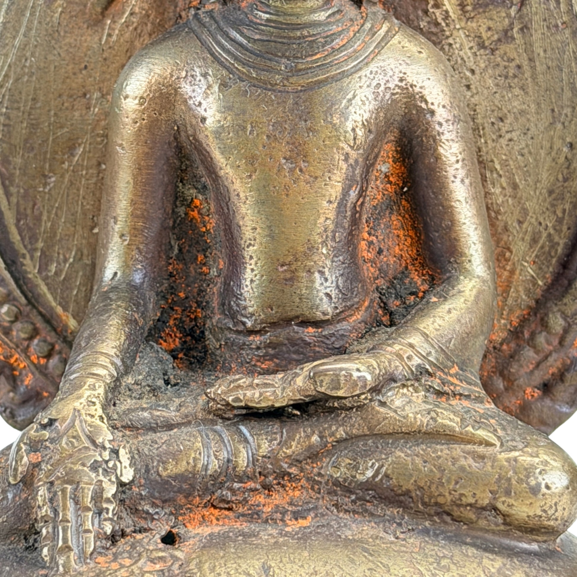 Detail der Varada Mudra, der linken Hand im Schoß und der patinierten Bronze