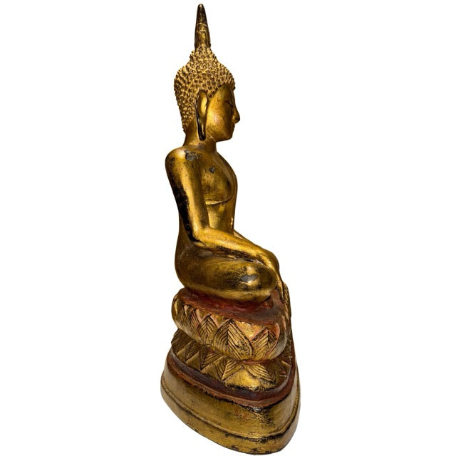 Rattanakosin Buddha auf einem doppelten Lotussockel, der Reinheit und spirituelles Wachstum symbolisiert.