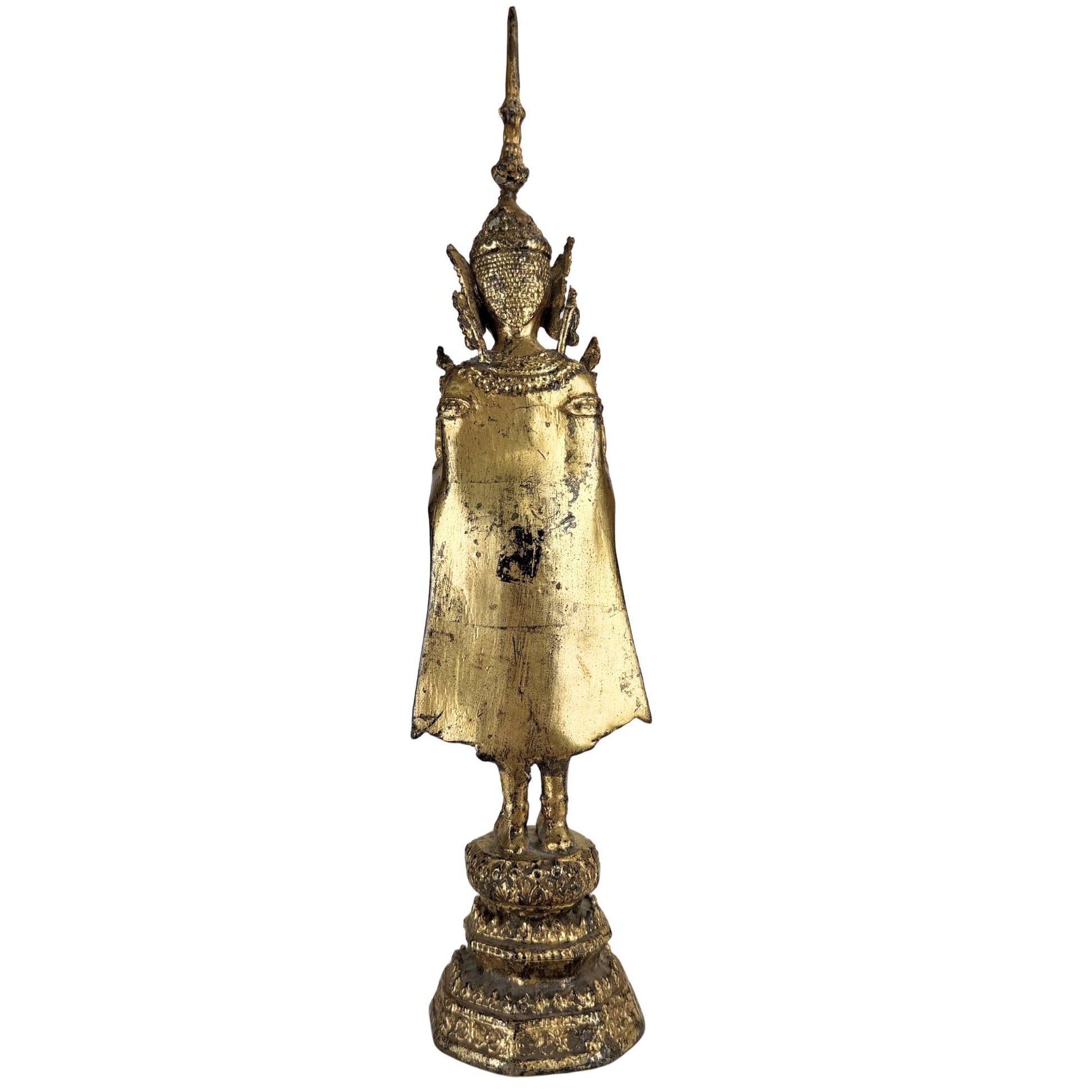 Rattanakosin-Buddha mit warmer Vergoldung und feinen Details im Gewand