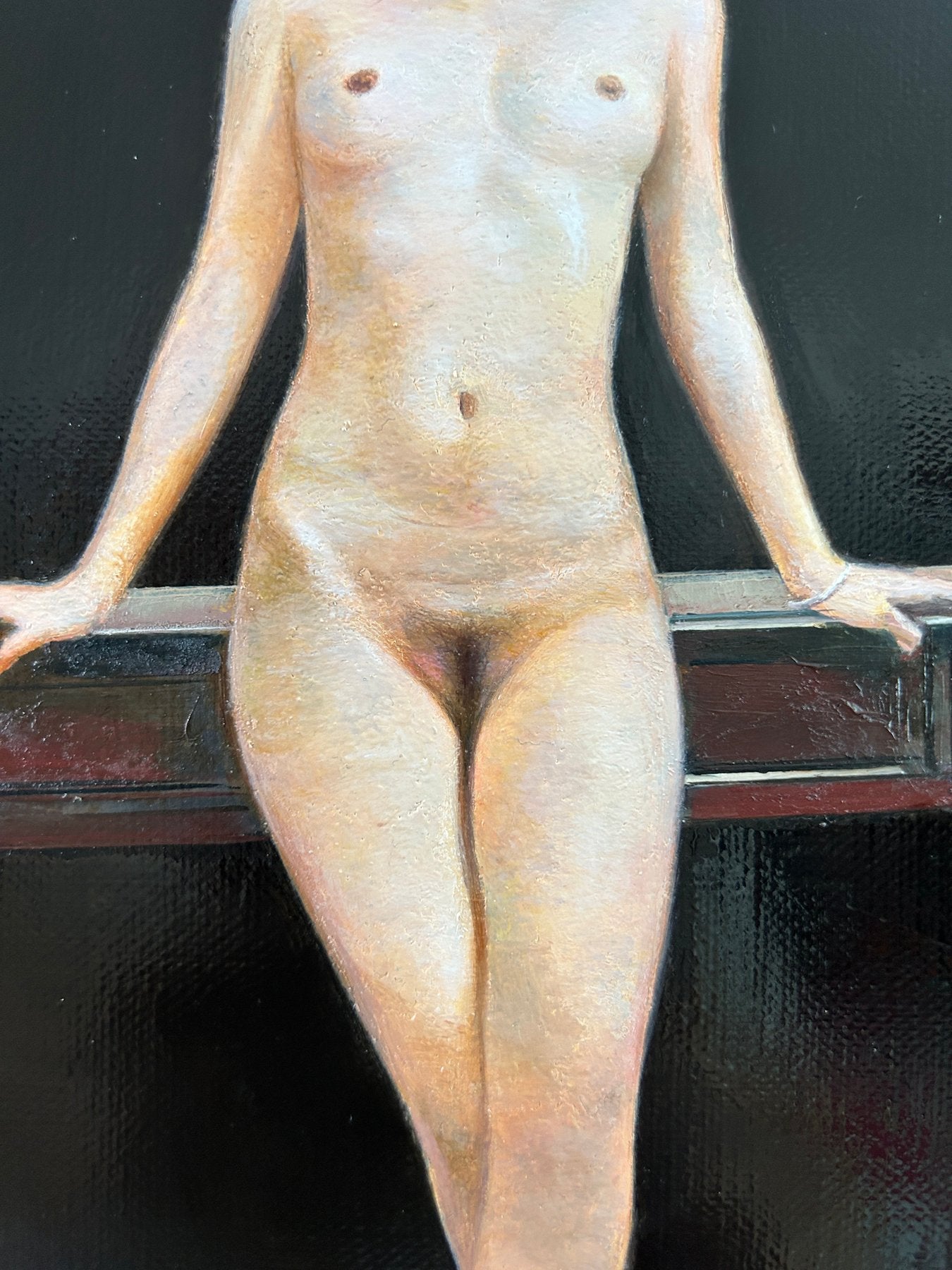 Nahaufnahme der anatomischen Details und der Lichtführung in den Werken von Zhang Yue.
