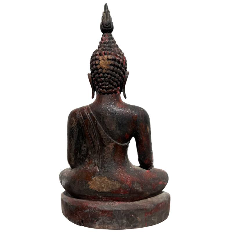 Rituell geweihter Buddha mit einem tiefen Schaft am Sockel.