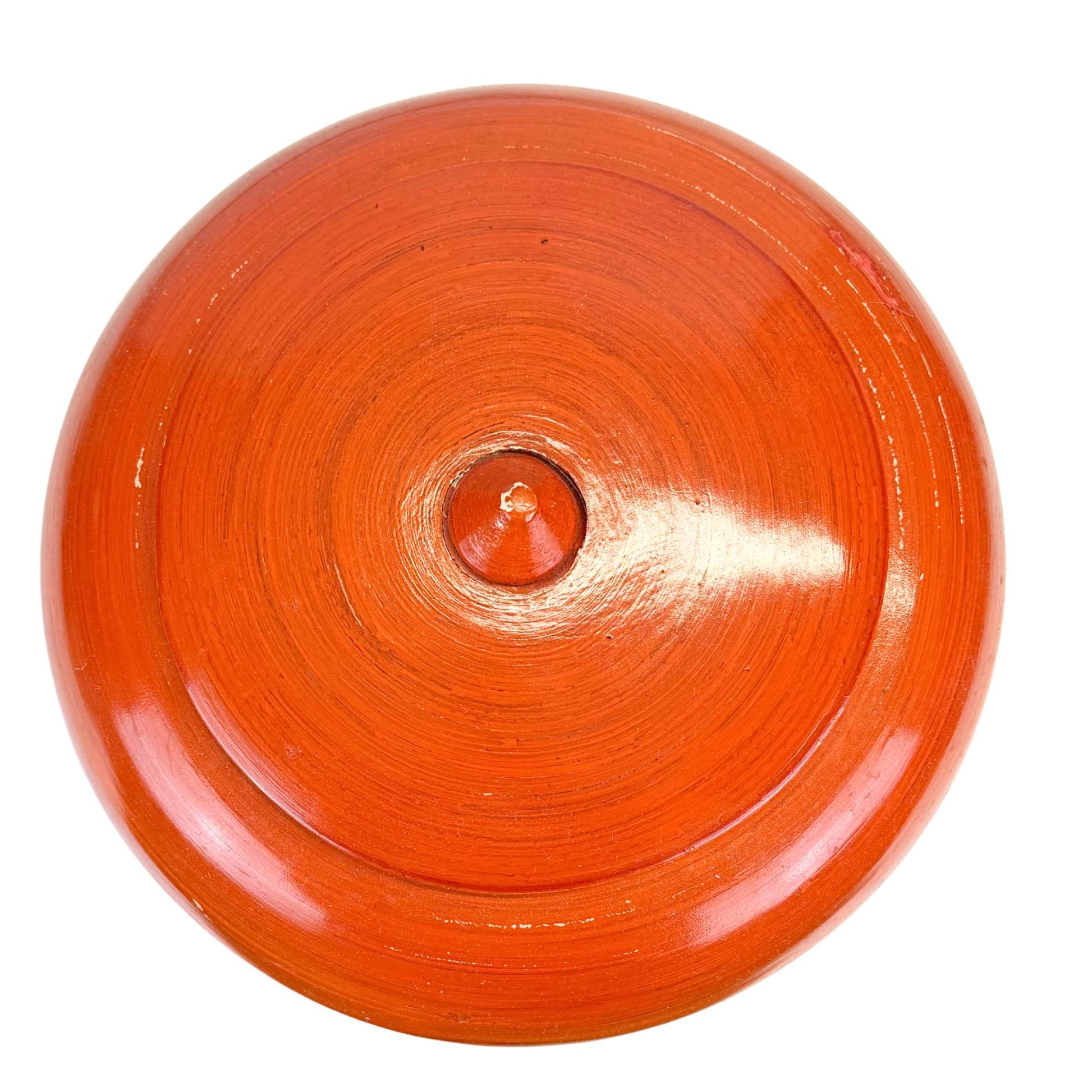 Roter Opferkrug aus Burma, traditionelles lackiertes Ritualobjekt mit warmer Farbe und authentischen Gebrauchsspuren.