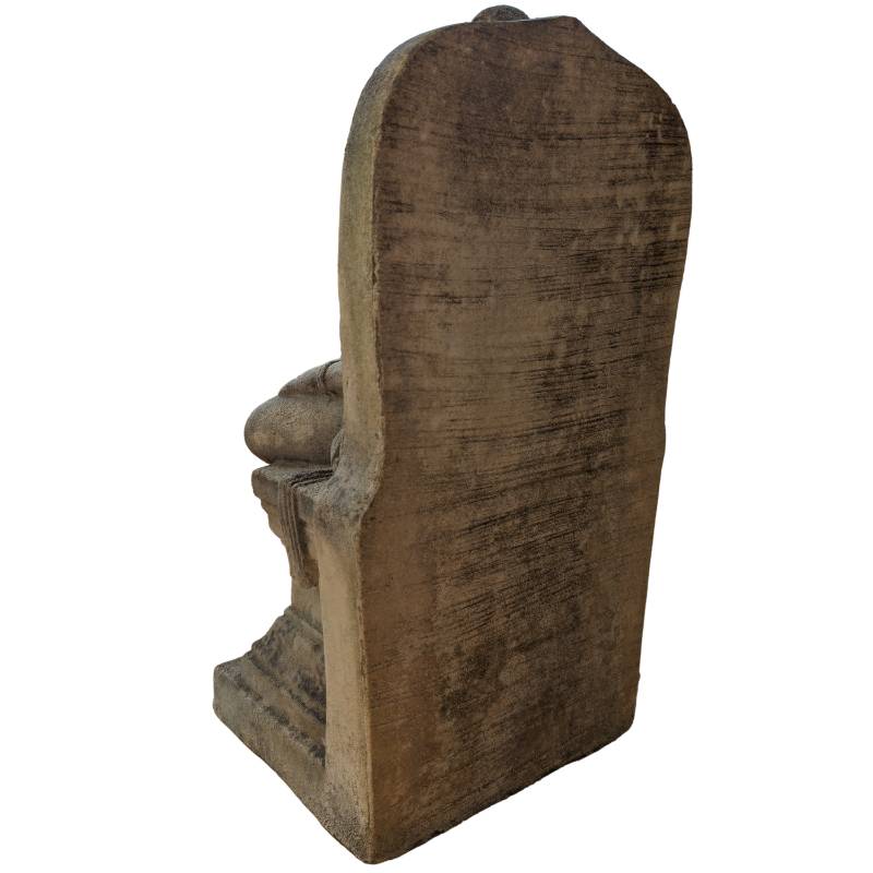 Detail der bearbeiteten Rückplatte einer javanischen Sandsteinskulptur