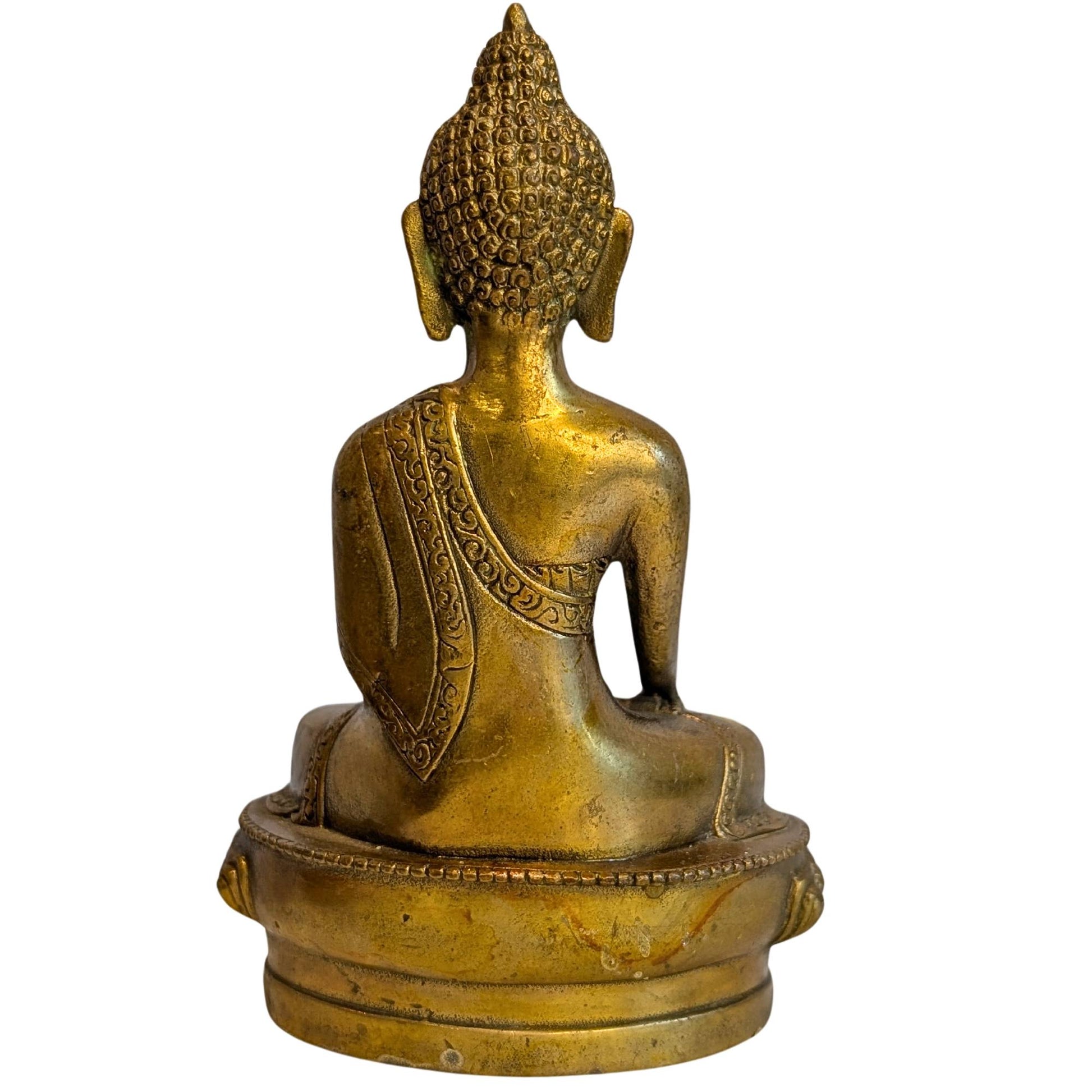 Rückseite einer bronzenen Buddha-Medizin-Skulptur mit traditionellen Gewändern