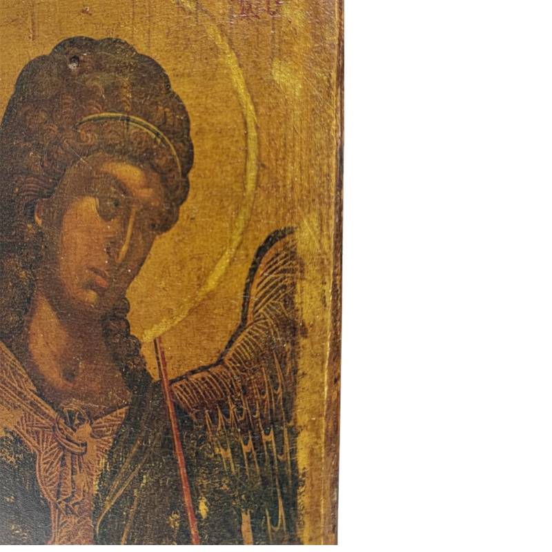 Detail der ursprünglichen altkyrillischen Inschrift „Heiliger Erzengel Michael“ an der Spitze der Ikone.